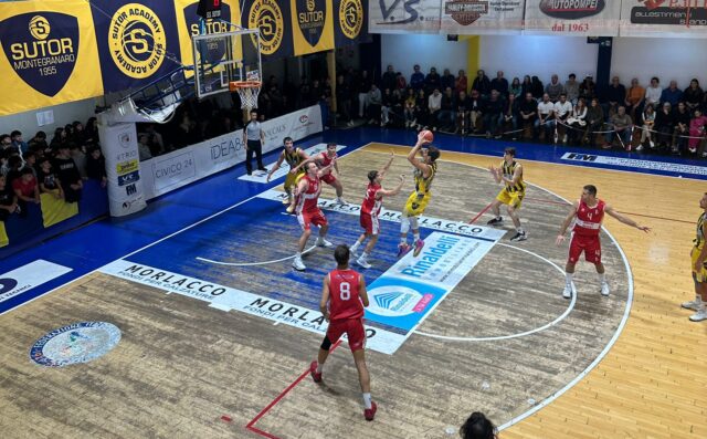 FINALE SFORTUNATO PER LA SUTOR: ALLA BOMBONERA, URBANIA VINCE 70-71